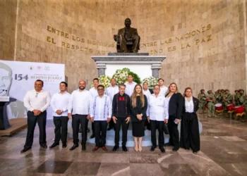 Rinden diputados guardia de honor en el marco del 154 aniversario luctuoso de Benito Juárez García