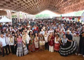 Eduardo Ramírez y Salomón Jara celebran la hermandad de Chiapas y Oaxaca en La Guelaguetza
