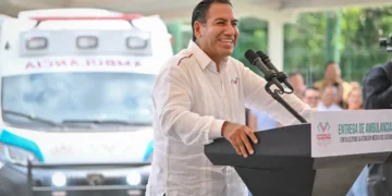 Eduardo Ramírez fortalece la atención médica del Isstech con la entrega de ambulancias