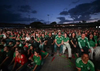 Afición chiapaneca y Eduardo Ramírez vivieron con intensidad el partido de México en los octavos de final