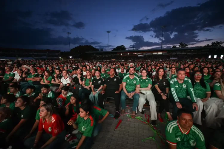 Afición chiapaneca y Eduardo Ramírez vivieron con intensidad el partido de México en los octavos de final