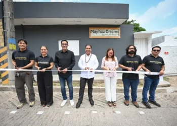 Eduardo Ramírez acompaña a Arturo Aquino en la inauguración de la fábrica de pianos Play Your Dreams 