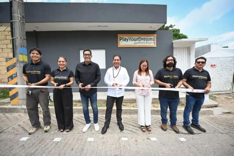 Eduardo Ramírez acompaña a Arturo Aquino en la inauguración de la fábrica de pianos Play Your Dreams 