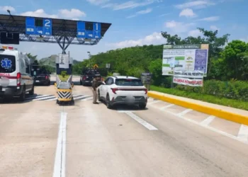 Entrega GVP trípticos a automovilistas y motociclistas 