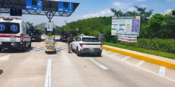 Entrega GVP trípticos a automovilistas y motociclistas 