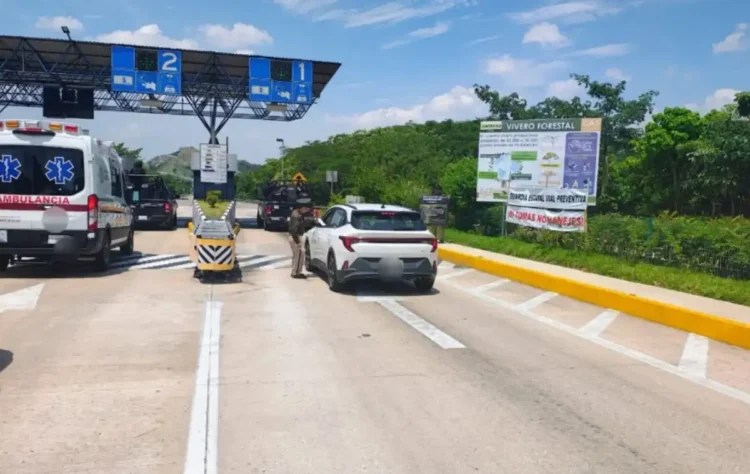 Entrega GVP trípticos a automovilistas y motociclistas 