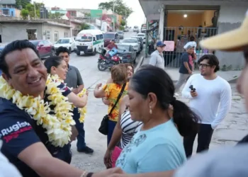 Entre sonrisas y diálogo con las familias, Jovani Salazar visita la colonia La Reliquia