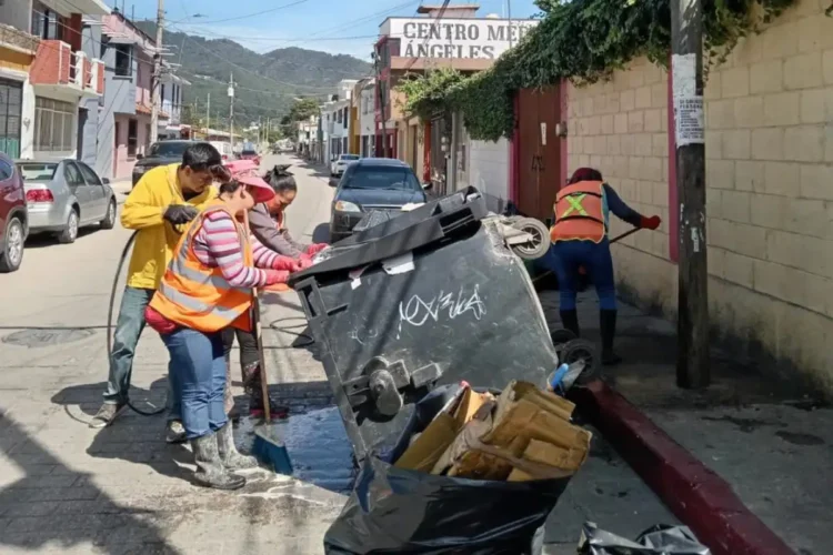 Limpia Municipal refuerza desinfección de contenedores para