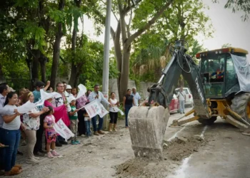Paco Chacón da inicio a obra de Calles Humanistas en la colonia Juan Crispín de Tuxtla Gutiérrez
