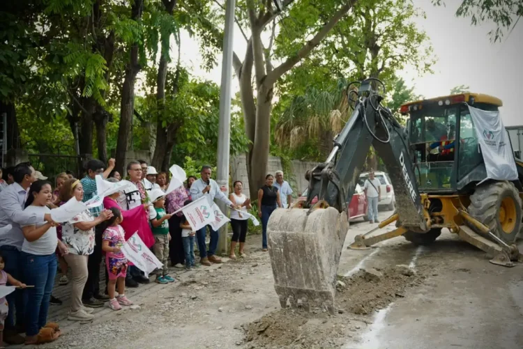 Paco Chacón da inicio a obra de Calles Humanistas en la colonia Juan Crispín de Tuxtla Gutiérrez