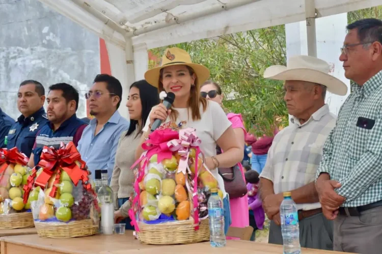 Inicia Fabiola Ricci construcción de techado e iluminación en cancha de la colonia 24 de Mayo