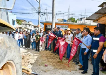 Inicia Ayuntamiento de SCLC pavimentación integral de la calle Playas de Miramar 