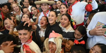 Presidenta culmina recorrido por Michoacán, donde felicitó a EUA por su independencia