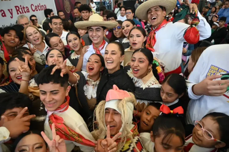 Presidenta culmina recorrido por Michoacán, donde felicitó a EUA por su independencia 