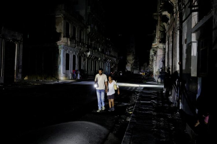 Otro apagón nacional agrava el desgaste de la red eléctrica y la vida cotidiana en Cuba