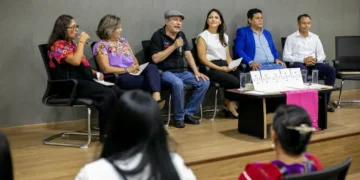 Presentan en Congreso del estado el poemario: “Yo voy con las hormigas”