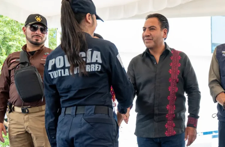 Eduardo Ramírez entrega incentivos a policías de Tuxtla Gutiérrez con Certificado Único Policial