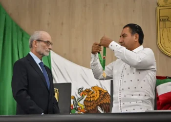 Gobernador impone Medalla “Miguel Álvarez del Toro” al biólogo Carlos Guichard Romero