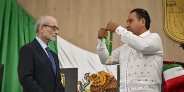 Gobernador impone Medalla “Miguel Álvarez del Toro” al biólogo Carlos Guichard Romero