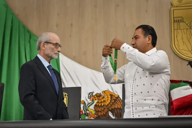 Gobernador impone Medalla “Miguel Álvarez del Toro” al biólogo Carlos Guichard Romero