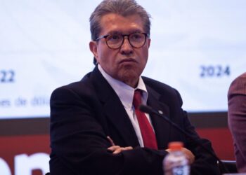 Monreal llama a “acotar” reforma presidencial contra doble nacionalidad
