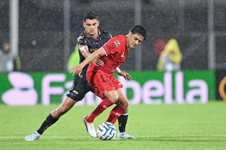Pumas rescata el empate 1-1 ante Necaxa en una noche bajo la lluvia
