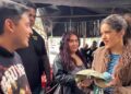 Rosalía recorre las calles de La Lagunilla, en Ciudad de México, y sorprende a sus fans