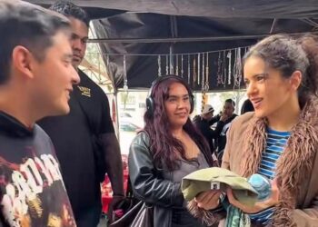 Rosalía recorre las calles de La Lagunilla, en Ciudad de México, y sorprende a sus fans