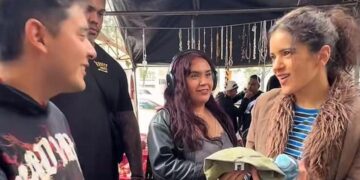 Rosalía recorre las calles de La Lagunilla, en Ciudad de México, y sorprende a sus fans