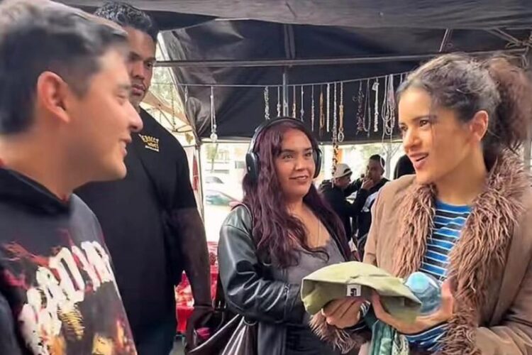 Rosalía recorre las calles de La Lagunilla, en Ciudad de México, y sorprende a sus fans