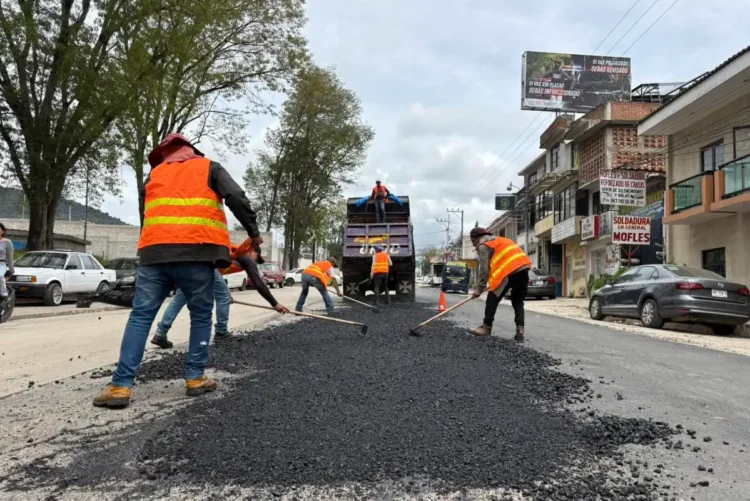 Ayuntamiento impulsa trabajos de bacheo en la carretera San Cristóbal – Chamula