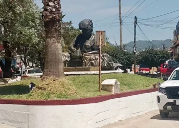 Limpia Municipal mejora imagen de la estatua de la Mujer Alfarera en San Diego