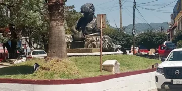 Limpia Municipal mejora imagen de la estatua de la Mujer Alfarera en San Diego