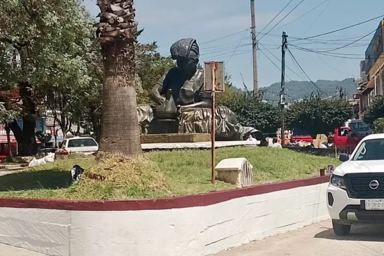 Limpia Municipal mejora imagen de la estatua de la Mujer Alfarera en San Diego