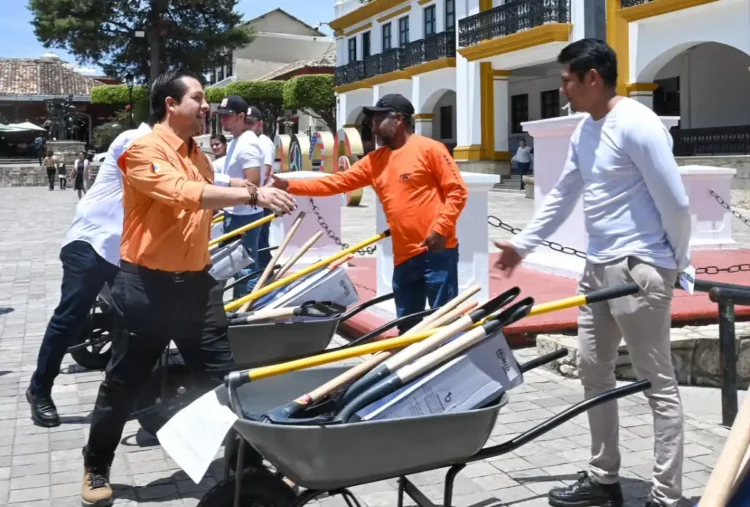 Entregan equipamiento para Comités Humanistas de Protección Civil ante lluvias y ciclones tropicales