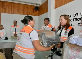 Fortalece Ayuntamiento a Protección Civil con entrega de uniformes