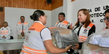 Fortalece Ayuntamiento a Protección Civil con entrega de uniformes