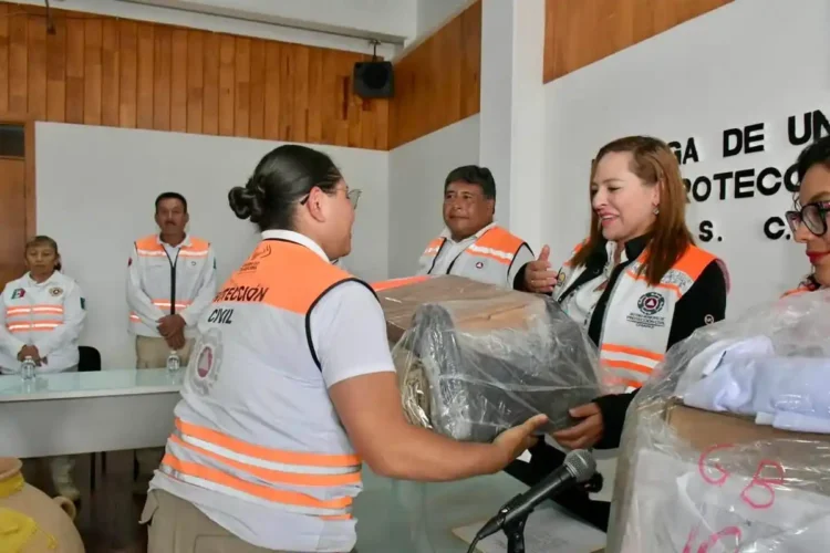 Fortalece Ayuntamiento a Protección Civil con entrega de uniformes