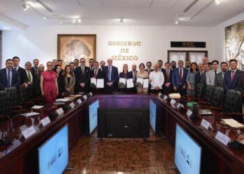 Sheinbaum renueva pacto con gasolineros; combustible seguirá en menos de 24 pesos