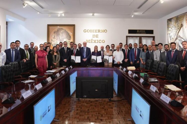 Sheinbaum renueva pacto con gasolineros; combustible seguirá en menos de 24 pesos