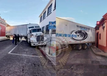Tránsito Municipal interviene tras ingreso de tráiler en sentido contrario y daños a inmuebles
