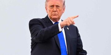 Trump amenaza a Omán con bombardearlo si hace un acuerdo con Irán