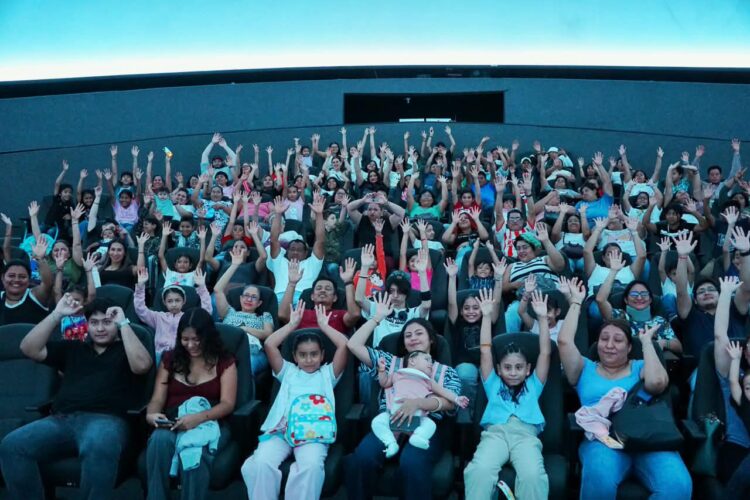 Más de 1,500 personas vivieron una noche de ciencia, estrellas y espuma en el Planetario Tuxtla