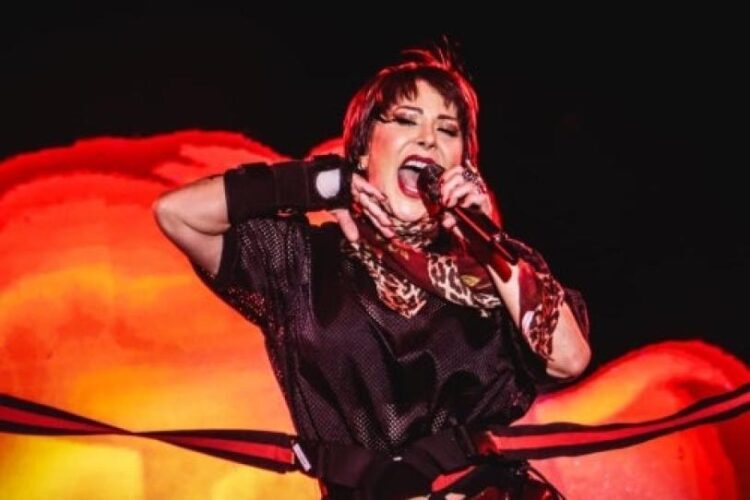 Alejandra Guzmán sale del hospital tras haberse zafado la cadera en concierto; “nada se rompió”
