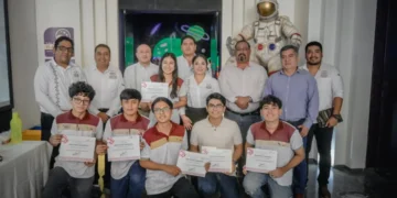 Reciben estudiantes del Cecytech becas para estancias científicas