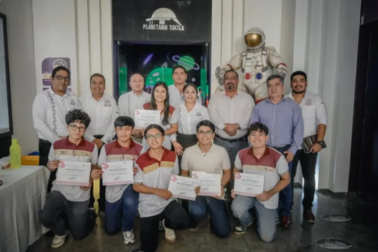 Reciben estudiantes del Cecytech becas para estancias científicas