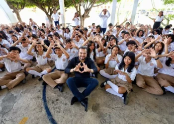 La tecnología es una herramienta en el aula, pero tenemos que encontrar la metodología adecuada para usarla: Mandujano