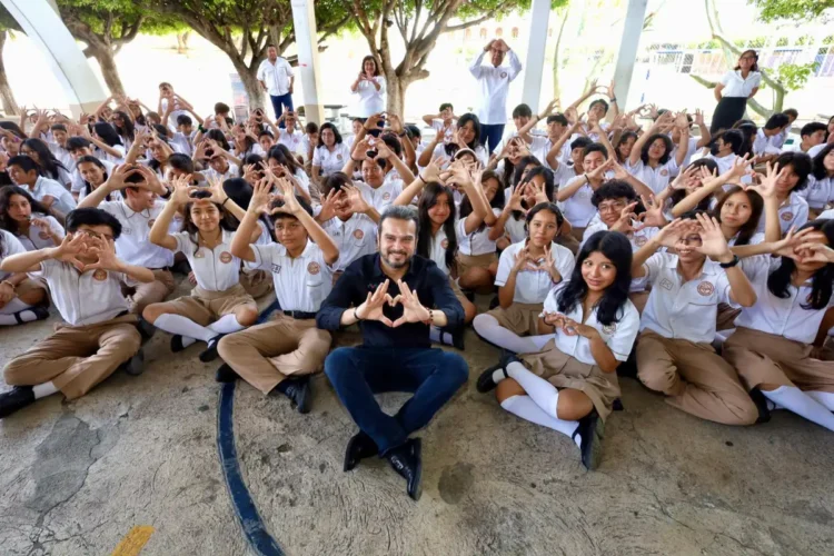 La tecnología es una herramienta en el aula, pero tenemos que encontrar la metodología adecuada para usarla: Mandujano