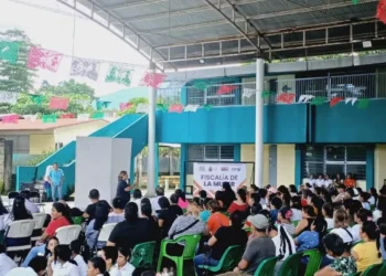 En Huixtla, Fiscalía de la Mujer imparte pláticas preventivas a jóvenes de secundaria