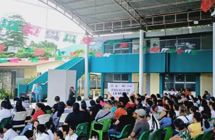 En Huixtla, Fiscalía de la Mujer imparte pláticas preventivas a jóvenes de secundaria